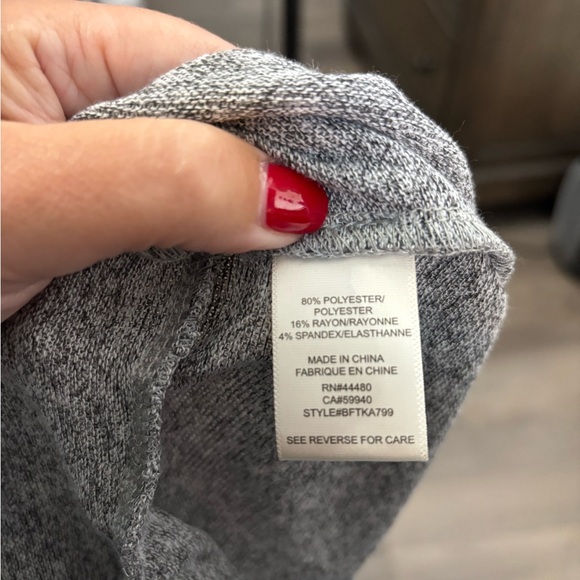 Love Fire Gray Long Sleeve Tiered Ruffle Scoop Neck Top Size Medium - Picture 6 of 6